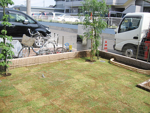 芝と植栽、花壇造り