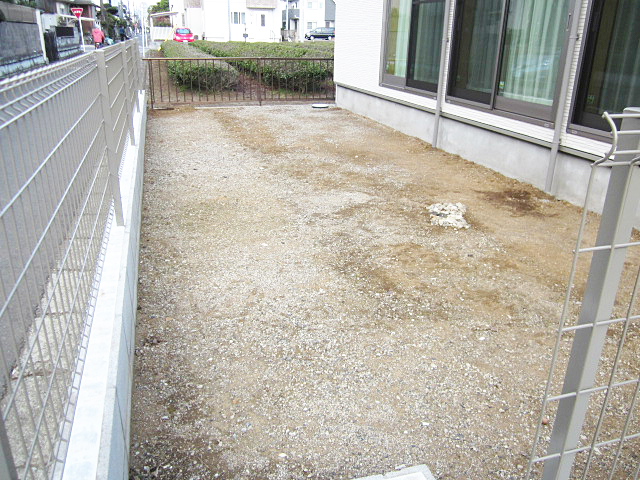 芝張りとシマトネリコ植栽 施工前