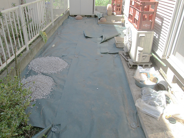 お庭の雑草対策 作業中