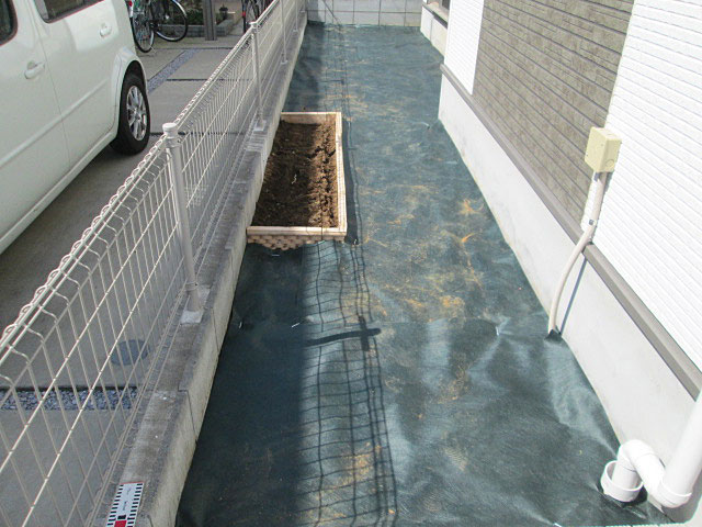 雑草対策と小さな花壇 作業中