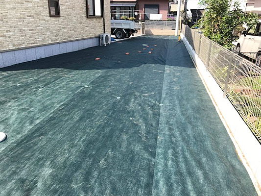 住宅敷地の雑草対策 作業中