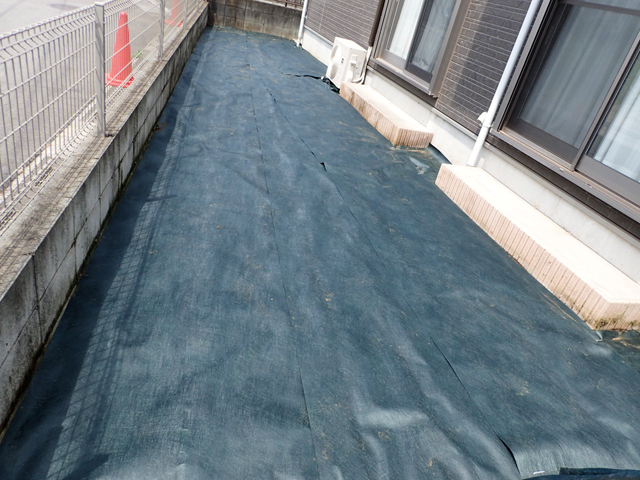 除草作業と砂利敷工事 作業中