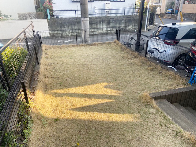防草シート張り、人工芝敷き 施工前