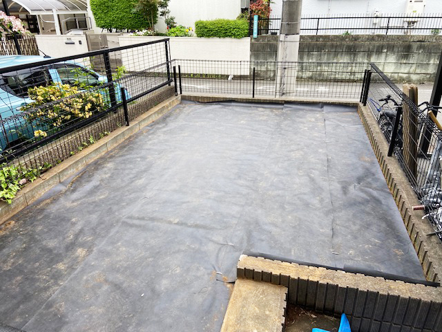 防草シート張り、人工芝敷き 作業中