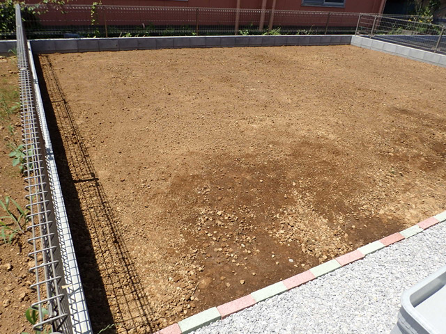 雑草をしっかり取り除き、整地も行います。作業中