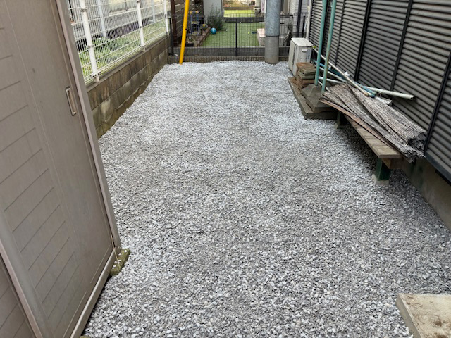 白砂利を敷きならしました。今後は除草の手間もかからず、庭もきれいになり、とても喜んでいただけました。施工完了