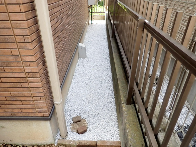これで雑草悩む心配もなく、また、砂利を敷くことにより防犯対策も万全です。施工完了
