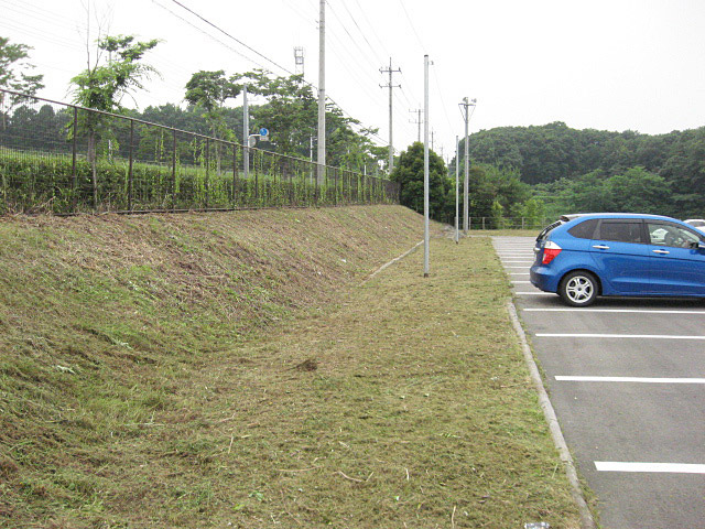 駐車場の法面の草刈り作業後